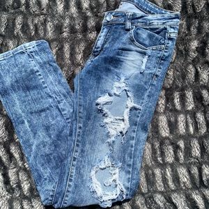Super distressed jeans with bling